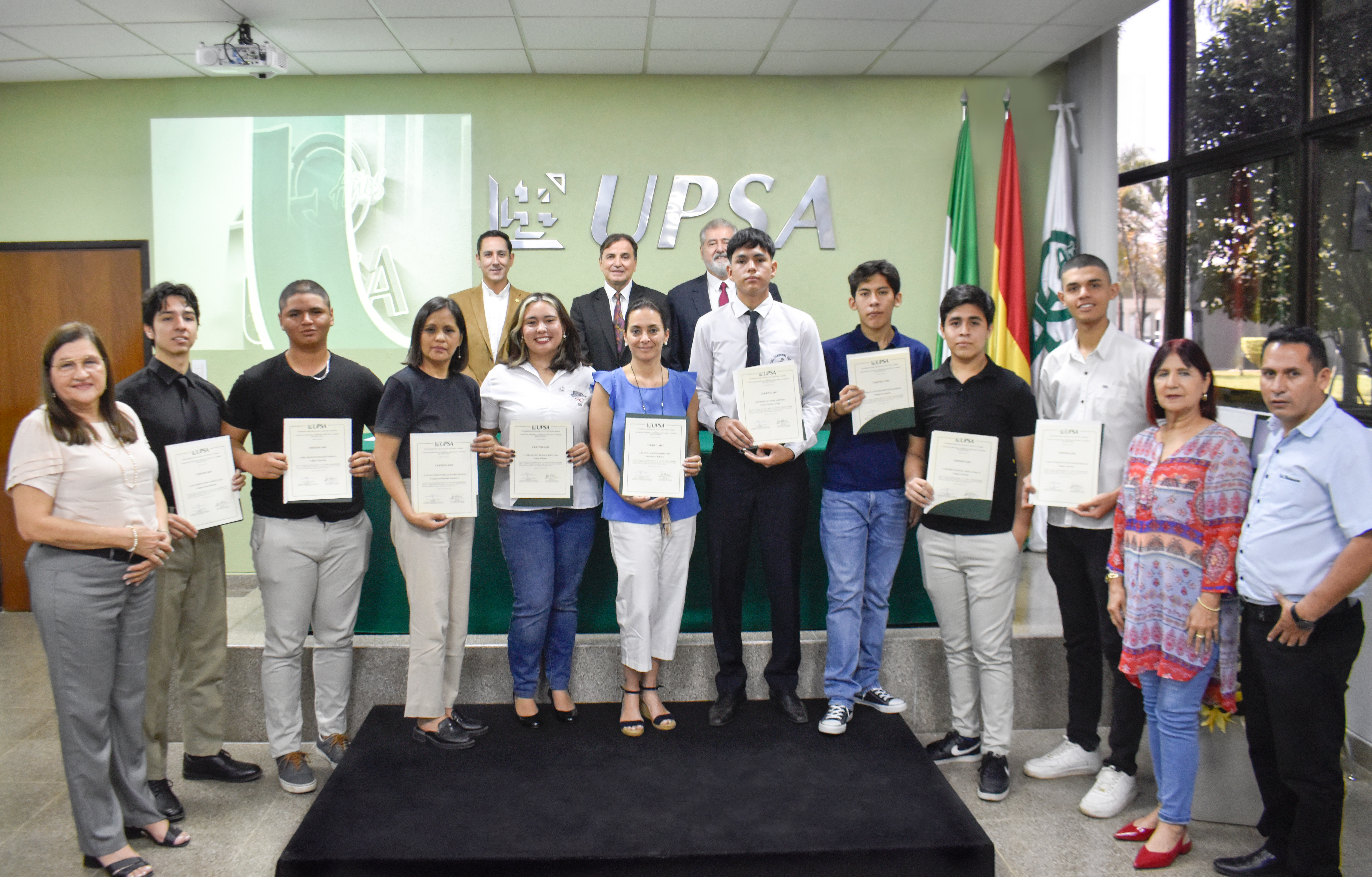 Concurso Nacional UPSA-CAINCO premian con becas a 10 bachilleres