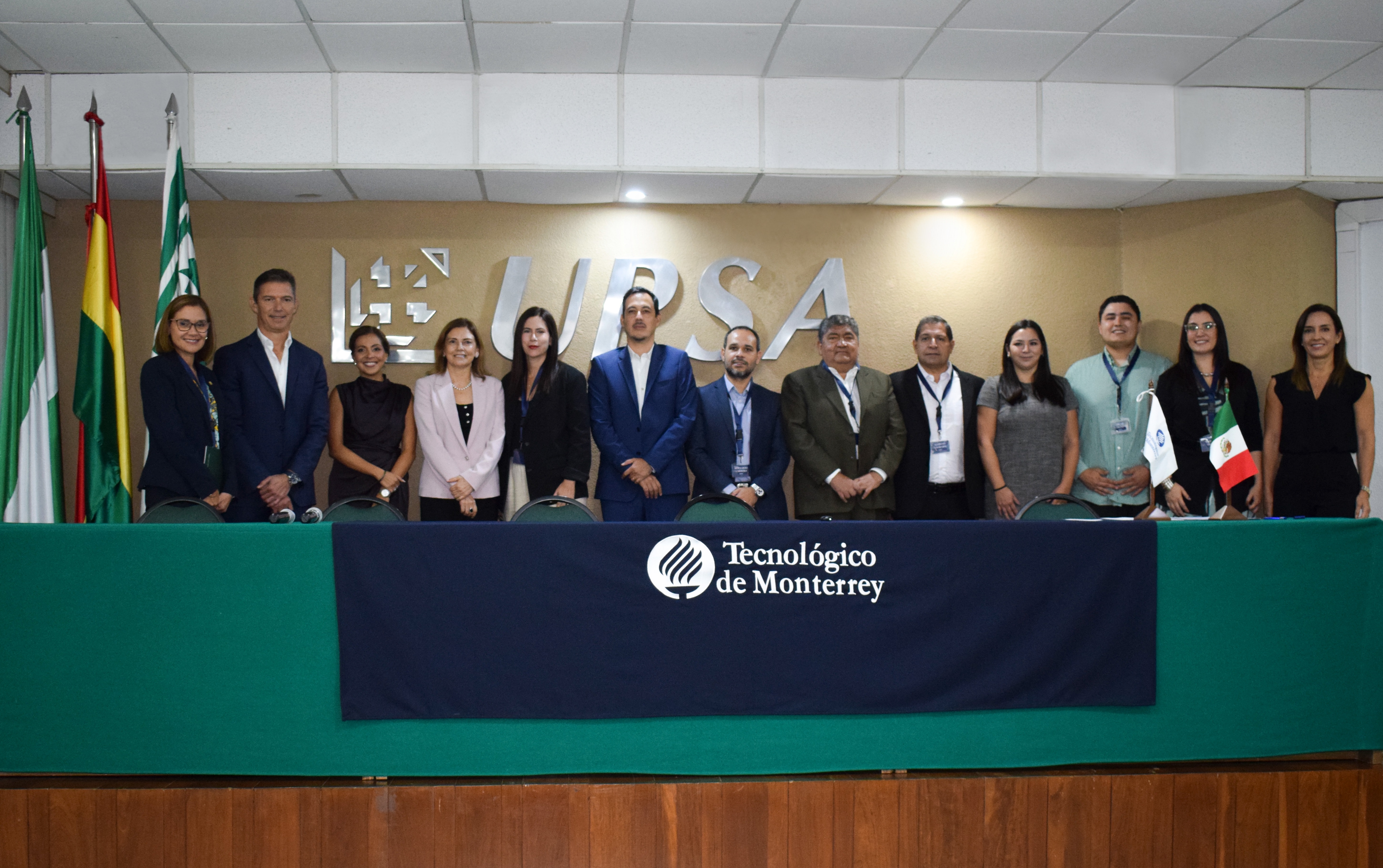 En la UPSA, la comunidad de exalumnos del TEC de Monterrey en Bolivia posesionó su directiva.